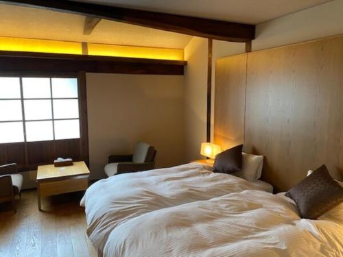 MimaPAYSAGE MORIGUCHI - Vacation STAY 32994v的一间卧室,卧室内配有一张大床
