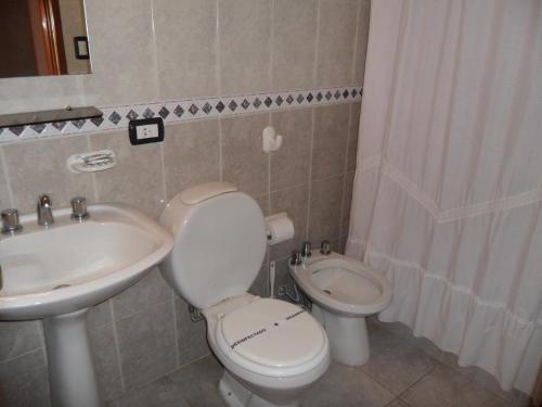 格塞尔镇拉斯格隆德里那斯的酒店的一间带卫生间和水槽的浴室