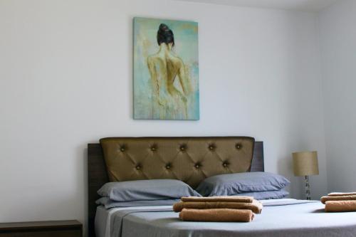 圣莫尼卡Charming Apartment的一间卧室配有一张床,上面有两条毛巾