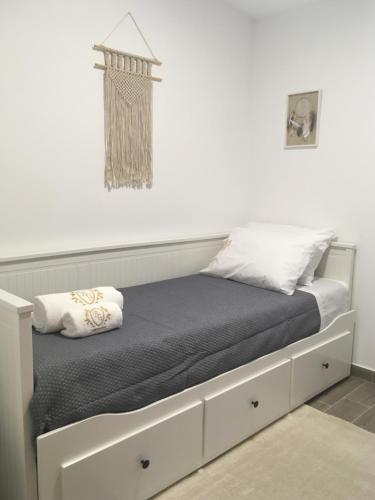 沃泽拉Barão Guesthouse的一张床上有两个枕头的房间
