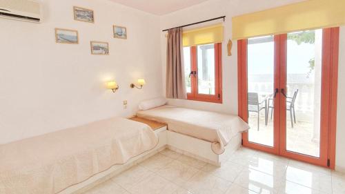 赫索尼索斯Entire Villa two floors Sea View的一间卧室设有两张床和大窗户