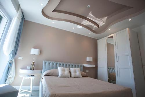 安齐奥Cavalieri D'Oro Luxury House的一间卧室设有一张带格子天花板的床。