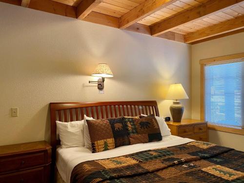 温索普河缘度假酒店 的一间卧室配有床、灯和窗户