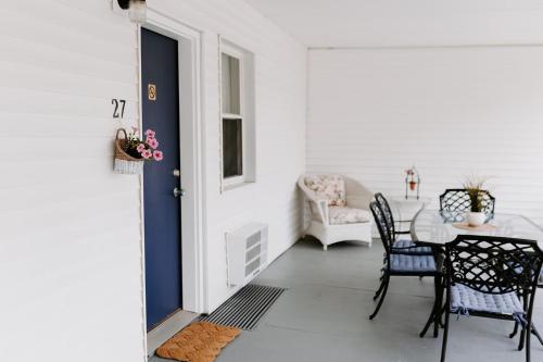 乔治湖蓝月亮汽车旅馆的一间设有门、桌子和椅子的房间