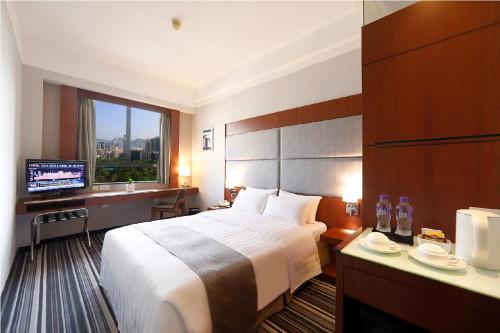 香港香港龙堡国际的酒店客房,配有床和电视