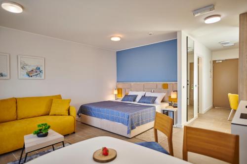 沃迪切Arancini Residence的一间卧室设有一张床和一间客厅。