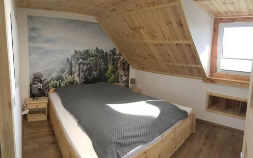 霍恩斯泰因Ferienwohnung Julia的一间卧室配有一张壁画床