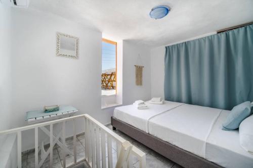 阿克罗蒂里MARIAS'VIEW HOUSE的一间卧室设有两张床和窗户。