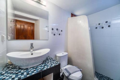 阿克罗蒂里MARIAS'VIEW HOUSE的白色的浴室设有水槽和卫生间。