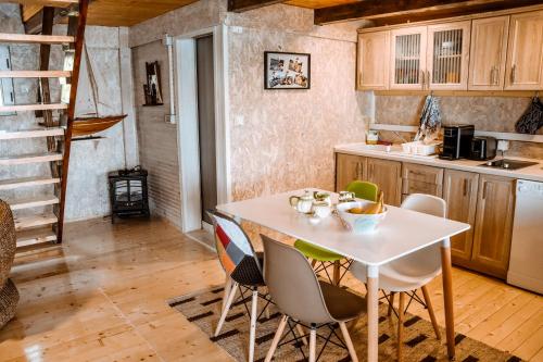 乌尔齐尼Sojenica Ivona的厨房配有白色的桌椅
