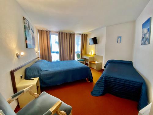 巴布通莱班 德拉派克斯酒店的酒店客房设有两张床和窗户。