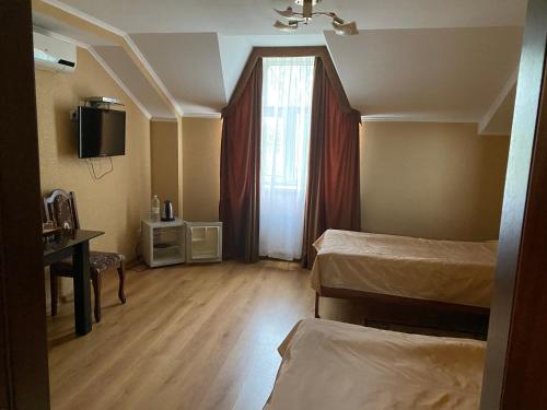 MylaГостинний маєток的小房间设有两张床和窗户