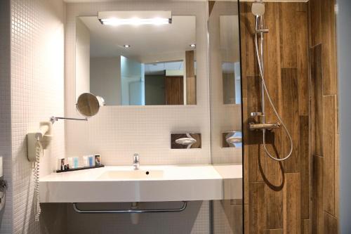 鹿特丹鹿特丹凡德瓦克酒店的一间带水槽和镜子的浴室
