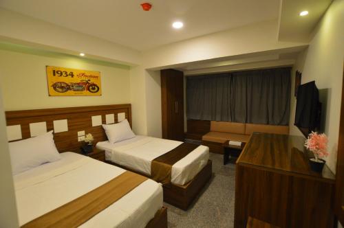 开罗Royal Inn Residence的酒店客房配有两张床和一张书桌