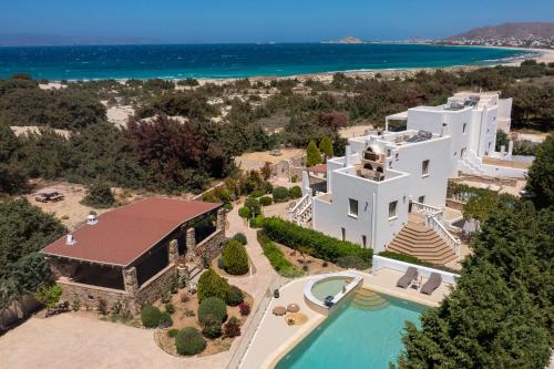 阿里克海滩Villa Alyko的享有带游泳池的房屋的空中景致