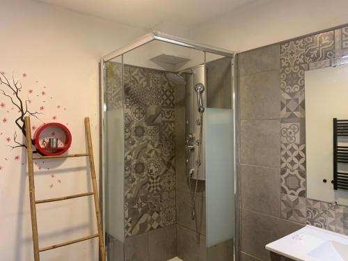 科尔特Hôtel U Passa Tempu的浴室里设有玻璃门淋浴