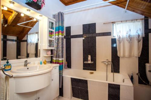波罗斯Fernanda's Traditional 2 floor house的带浴缸、水槽和浴缸的浴室
