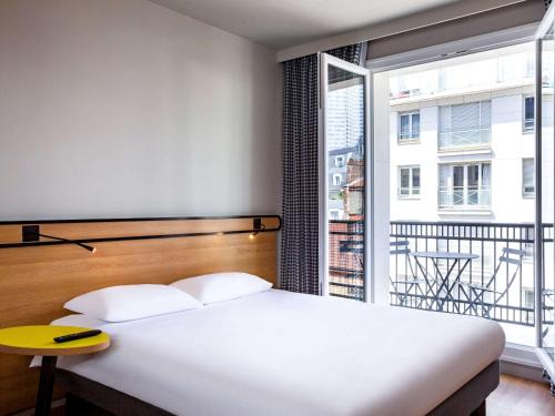 皮托拉德芳斯皮托公寓酒店的一间卧室设有一张床和一个大窗户