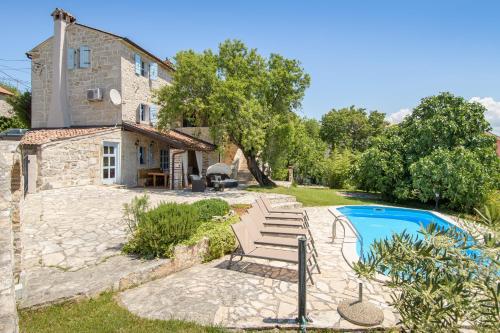 布耶Villa C'est la vie的享有房屋和游泳池的外部景色