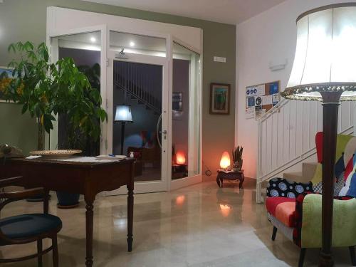 莱韦拉诺Il Matino的客厅配有钢琴、沙发和桌子