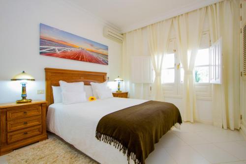 卡列罗港SUEÑOS DEL MAR by Buenavilla的一间卧室设有一张大床和一个大窗户