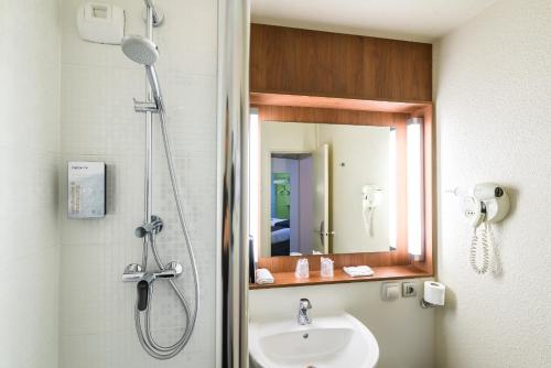 图卢兹钟楼图卢兹普尔班酒店的带淋浴和盥洗盆的浴室