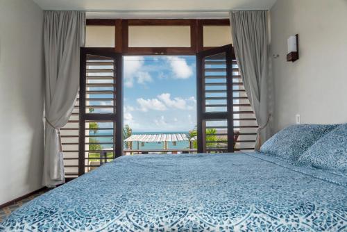 拉戈伊尼亚Dolce Vita Guest House的一间卧室设有一张床,享有海景
