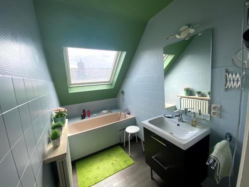 伊普尔B&B Fresco的一间带水槽、浴缸和镜子的浴室