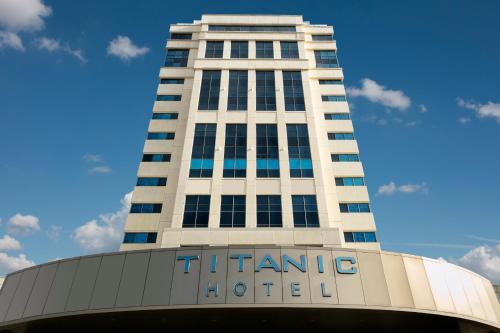 伊斯坦布尔泰坦尼克卡尔塔尔商务酒店的一座高大的白色建筑,名字叫酒店