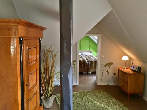 索尔陶Villa Zwölf的阁楼间 - 带床和梳妆台以及一间卧室