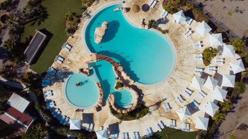 克雷克塞利Kampaoh Costa Dorada的享有度假村游泳池的空中景致