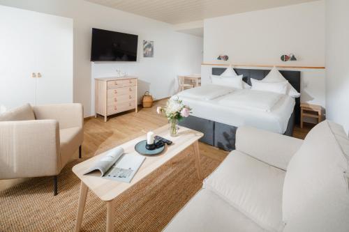 诺德奈帕鹏福公寓的一间卧室设有一张床和一间客厅。