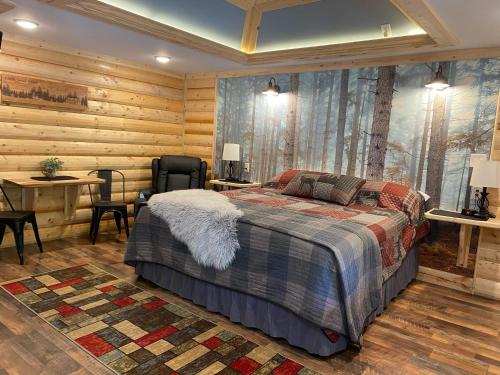 圣伊尼亚斯Moosewood Inn的卧室配有一张床铺,位于带木墙的房间内