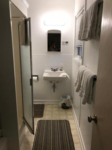 班夫卡比斯假日旅馆的白色的浴室设有水槽和镜子