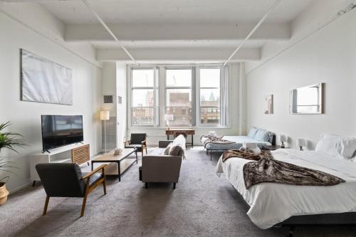 费城Loft640 in Center City w Parking, Pool, Gym的一间带两张床的卧室和一间客厅