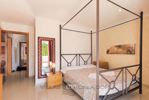 桑坦伊Villa Marques de Comillas 12的一间卧室配有天蓬床和镜子