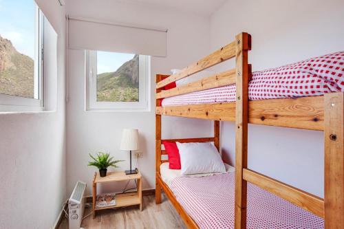 2 bedrooms house with sea view furnished terrace and wifi at Santa Cruz de Tenerife客房内的一张或多张双层床