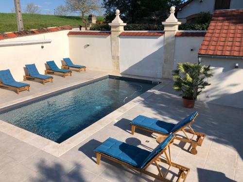 瓦雷讷沃泽勒克罗伊维努师酒店的一个带躺椅的游泳池和一个游泳池