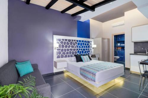 利迈纳里亚El Mare Seaside Retreats - Bespoke Luxury Getaways的卧室配有白色的床和沙发