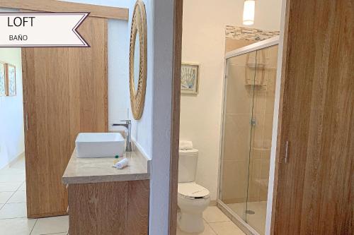圣克鲁斯华特库Condominios JAROJE的一间带卫生间和玻璃淋浴间的浴室