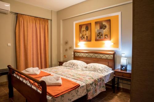 奥林匹亚基·阿克蒂Villa Rafailia的一间卧室配有一张床和一张桌子