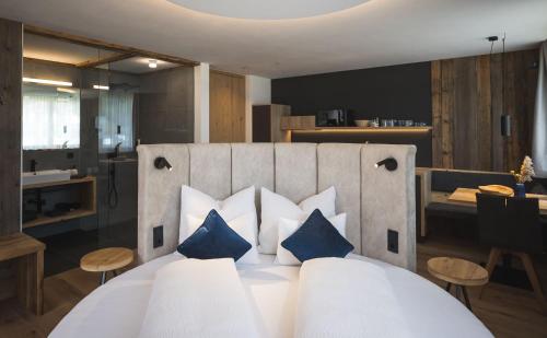 塞斯托Schuischta Mountain Apartments的一间卧室配有白色床和蓝色枕头