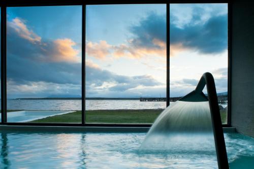 纳塔列斯港辛格勒巴塔哥尼亚酒店的享有水景的游泳池