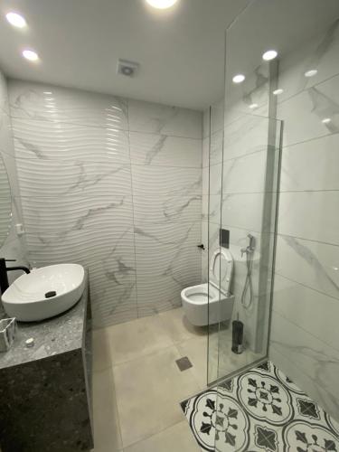 基萨莫斯Paraskevi's Apartments的带淋浴、卫生间和盥洗盆的浴室