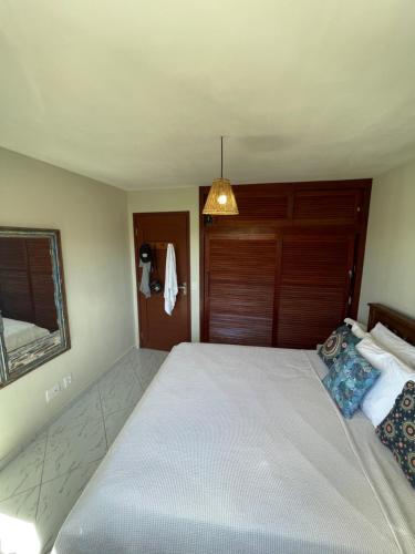 皮帕Casa Pipa Charme do Amor的卧室配有一张白色大床和木制床头板