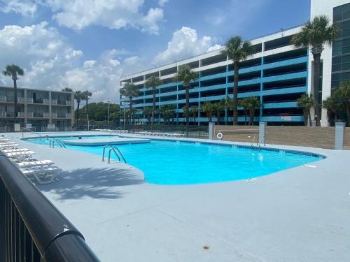 默特尔比奇Wave Rider Resort的大楼前的大型游泳池