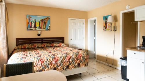 默特尔比奇Wave Rider Resort的酒店客房带一张床和一个厨房