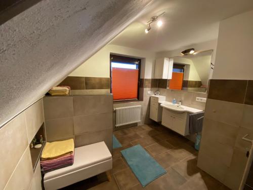 爱尔福特Ferienwohnung Erfurt Marbacher Höhe的一间带水槽、卫生间和镜子的浴室