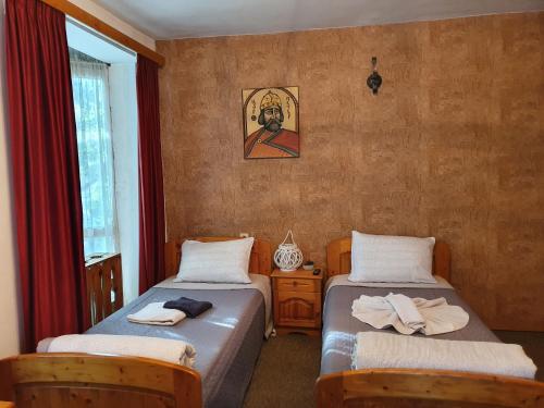蒙塔纳Семеен Хотел Българи的一间卧室设有两张床和窗户。