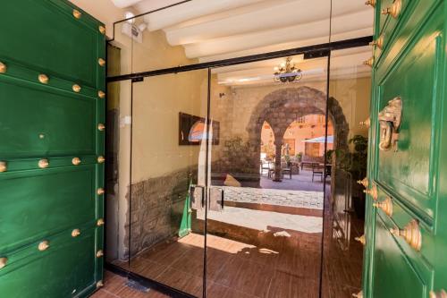 库斯科ANAHUARQUE Hotel Boutique的玻璃门通向带拱门的房间